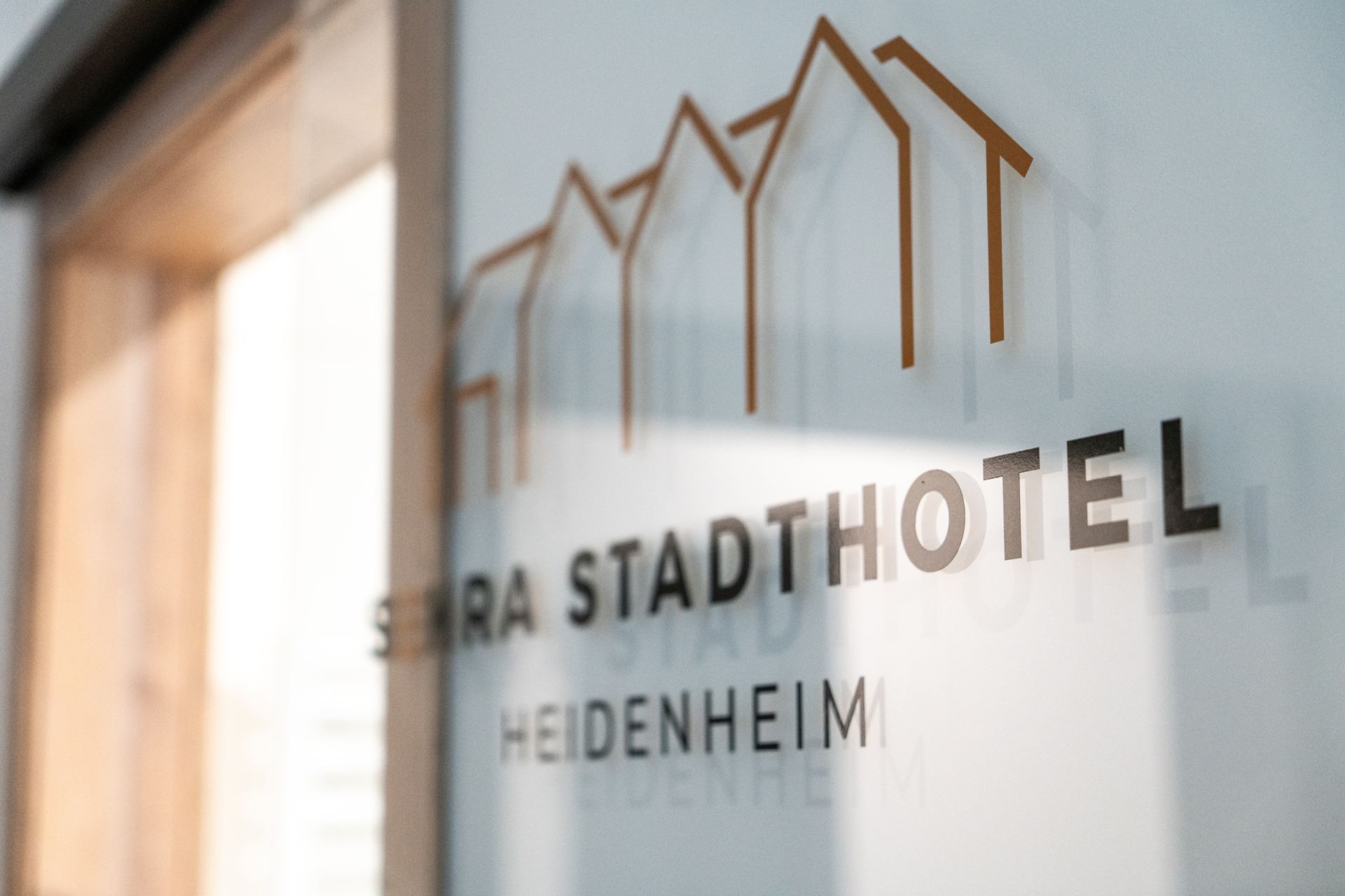 SEKRA Stadthotel Heidenheim - Logo auf Glas